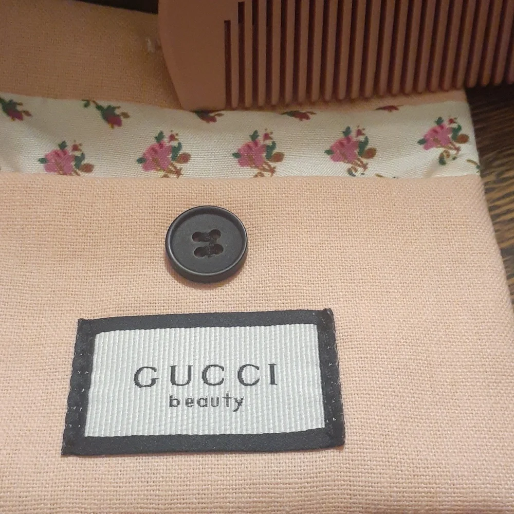 NWOT GUCCI COMB and POUCH! - Picture 3 of 5